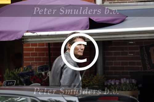 Amsterdam 11 mei 2013
Piet Boon koopt rozen voor zijn moeder op moederdag.
Peter Smulders bv