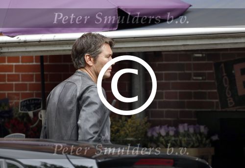 Amsterdam 11 mei 2013
Piet Boon koopt rozen voor zijn moeder op moederdag.
Peter Smulders bv