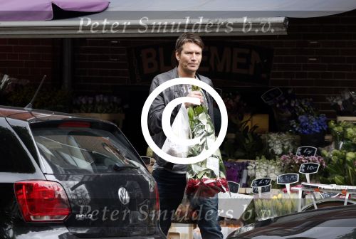 Amsterdam 11 mei 2013
Piet Boon koopt rozen voor zijn moeder op moederdag.
Peter Smulders bv