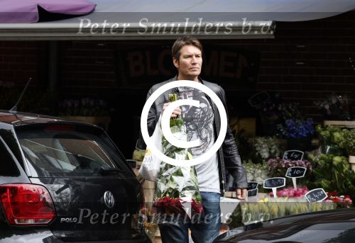 Amsterdam 11 mei 2013
Piet Boon koopt rozen voor zijn moeder op moederdag.
Peter Smulders bv