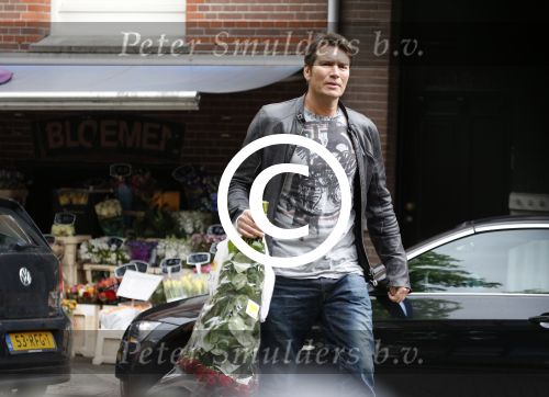 Amsterdam 11 mei 2013
Piet Boon koopt rozen voor zijn moeder op moederdag.
Peter Smulders bv