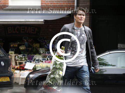 Amsterdam 11 mei 2013
Piet Boon koopt rozen voor zijn moeder op moederdag.
Peter Smulders bv