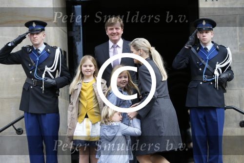 Amsterdam, 29 April 2013
Vertrek Kon. familie vanuit Paleis op de Dam naar het diner in het Rijksmuseum
Prins Willem Alexander en Prinses Maxima met gezin
Foto Peter Smulders BV