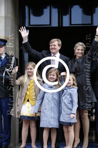 Amsterdam, 29 April 2013
Vertrek Kon. familie vanuit Paleis op de Dam naar het diner in het Rijksmuseum
Prins Willem Alexander en Prinses Maxima met gezin
Foto Peter Smulders BV