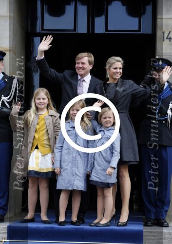Amsterdam, 29 April 2013
Vertrek Kon. familie vanuit Paleis op de Dam naar het diner in het Rijksmuseum
Prins Willem Alexander en Prinses Maxima met gezin
Foto Peter Smulders BV