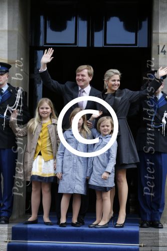 Amsterdam, 29 April 2013
Vertrek Kon. familie vanuit Paleis op de Dam naar het diner in het Rijksmuseum
Prins Willem Alexander en Prinses Maxima met gezin
Foto Peter Smulders BV