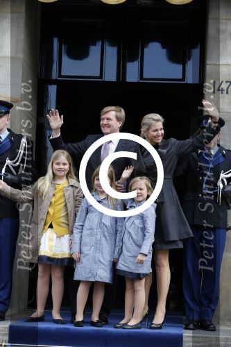 Amsterdam, 29 April 2013
Vertrek Kon. familie vanuit Paleis op de Dam naar het diner in het Rijksmuseum
Prins Willem Alexander en Prinses Maxima met gezin
Foto Peter Smulders BV