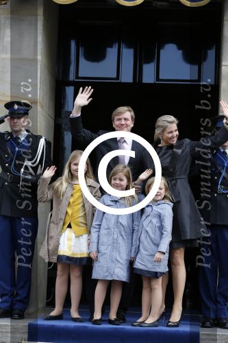 Amsterdam, 29 April 2013
Vertrek Kon. familie vanuit Paleis op de Dam naar het diner in het Rijksmuseum
Prins Willem Alexander en Prinses Maxima met gezin
Foto Peter Smulders BV