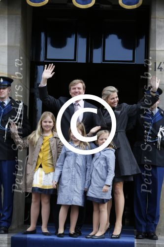 Amsterdam, 29 April 2013
Vertrek Kon. familie vanuit Paleis op de Dam naar het diner in het Rijksmuseum
Prins Willem Alexander en Prinses Maxima met gezin
Foto Peter Smulders BV