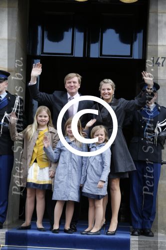 Amsterdam, 29 April 2013
Vertrek Kon. familie vanuit Paleis op de Dam naar het diner in het Rijksmuseum
Prins Willem Alexander en Prinses Maxima met gezin
Foto Peter Smulders BV