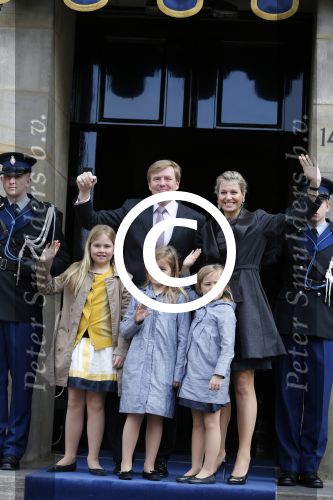 Amsterdam, 29 April 2013
Vertrek Kon. familie vanuit Paleis op de Dam naar het diner in het Rijksmuseum
Prins Willem Alexander en Prinses Maxima met gezin
Foto Peter Smulders BV