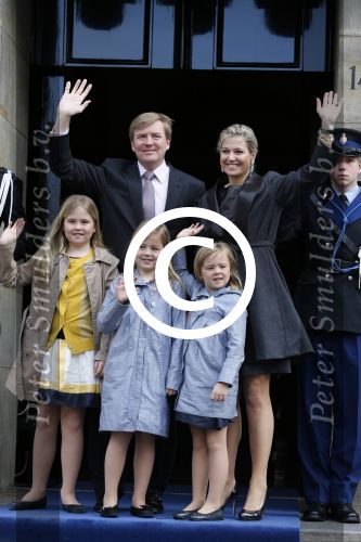 Amsterdam, 29 April 2013
Vertrek Kon. familie vanuit Paleis op de Dam naar het diner in het Rijksmuseum
Prins Willem Alexander en Prinses Maxima met gezin
Foto Peter Smulders BV