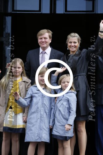 Amsterdam, 29 April 2013
Vertrek Kon. familie vanuit Paleis op de Dam naar het diner in het Rijksmuseum
Prins Willem Alexander en Prinses Maxima met gezin
Foto Peter Smulders BV