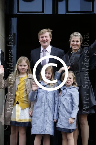 Amsterdam, 29 April 2013
Vertrek Kon. familie vanuit Paleis op de Dam naar het diner in het Rijksmuseum
Prins Willem Alexander en Prinses Maxima met gezin
Foto Peter Smulders BV