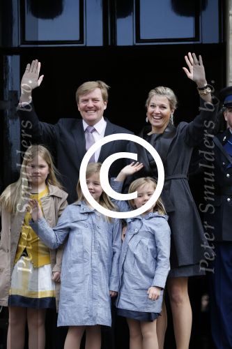 Amsterdam, 29 April 2013
Vertrek Kon. familie vanuit Paleis op de Dam naar het diner in het Rijksmuseum
Prins Willem Alexander en Prinses Maxima met gezin
Foto Peter Smulders BV