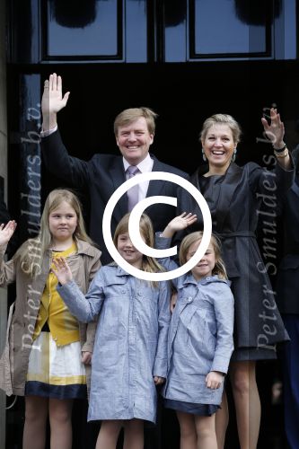 Amsterdam, 29 April 2013
Vertrek Kon. familie vanuit Paleis op de Dam naar het diner in het Rijksmuseum
Prins Willem Alexander en Prinses Maxima met gezin
Foto Peter Smulders BV