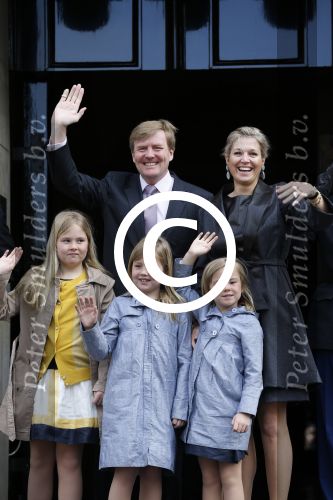 Amsterdam, 29 April 2013
Vertrek Kon. familie vanuit Paleis op de Dam naar het diner in het Rijksmuseum
Prins Willem Alexander en Prinses Maxima met gezin
Foto Peter Smulders BV