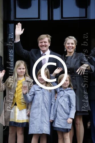 Amsterdam, 29 April 2013
Vertrek Kon. familie vanuit Paleis op de Dam naar het diner in het Rijksmuseum
Prins Willem Alexander en Prinses Maxima met gezin
Foto Peter Smulders BV