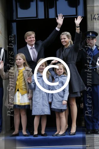 Amsterdam, 29 April 2013
Vertrek Kon. familie vanuit Paleis op de Dam naar het diner in het Rijksmuseum
Prins Willem Alexander en Prinses Maxima met gezin
Foto Peter Smulders BV