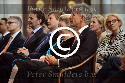Amsterdam 16 mei 2013
Prinses  Beatrix Koning Willem Alexander en Koningin Maxima bij uitreiking appeltjes van Oranje op het paleijs op de dam
Peter Smulders bv