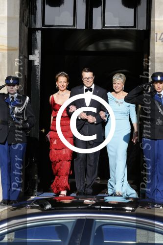 Amsterdam, 29 April 2013
Kon. gasten op weg naar het diner
Prinses Mabel met Prins Constatijn en Prinses Laurentien
Foto Peter Smulders BV