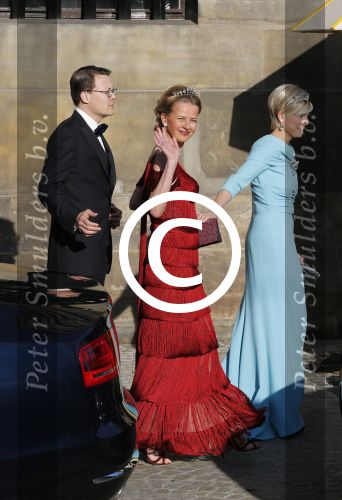 Amsterdam, 29 April 2013
Kon. gasten op weg naar het diner
Prinses Mabel met Prins Constatijn en Prinses Laurentien
Foto Peter Smulders BV