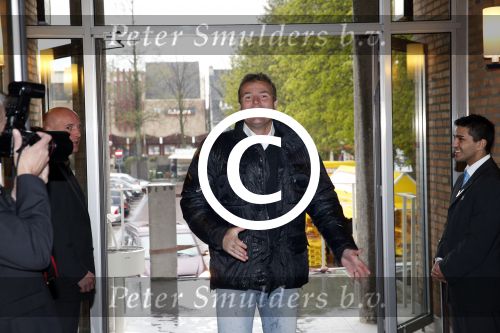 Aalsmeer 26 april 2013
Gerard Joling krijgt uit handen van de burgemeester van Aalsmeer een koninklijke onderscheiding (lintje). Reinout Oerlemans
Peter Smulders bv