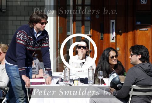 Amsterdam 28 april 2013
Rick en Bob Brandsteder met vrienden op terras.
Peter Smulders bv