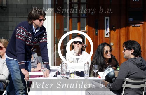 Amsterdam 28 april 2013
Rick en Bob Brandsteder met vrienden op terras.
Peter Smulders bv