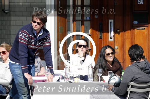 Amsterdam 28 april 2013
Rick en Bob Brandsteder met vrienden op terras.
Peter Smulders bv