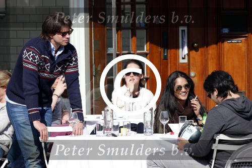 Amsterdam 28 april 2013
Rick en Bob Brandsteder met vrienden op terras.
Peter Smulders bv