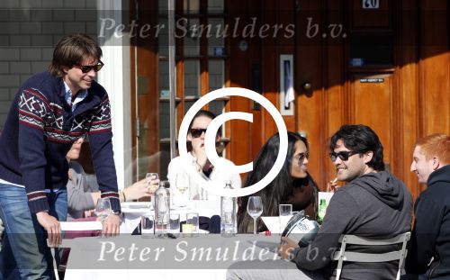 Amsterdam 28 april 2013
Rick en Bob Brandsteder met vrienden op terras.
Peter Smulders bv