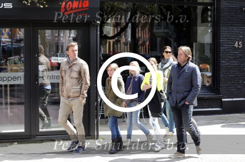 Amsterdam 28 april 201
Rob en Richard Witschge met hun vrouwen en kinderen op de cornelis schuytstraat. ZE kwamen Ronald de Boer toevallig tegen.
Peter Smulders bv