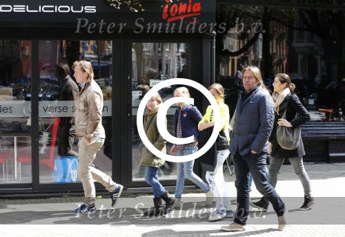 Amsterdam 28 april 201
Rob en Richard Witschge met hun vrouwen en kinderen op de cornelis schuytstraat. ZE kwamen Ronald de Boer toevallig tegen.
Peter Smulders bv