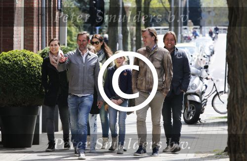 Amsterdam 28 april 201
Rob en Richard Witschge met hun vrouwen en kinderen op de cornelis schuytstraat. ZE kwamen Ronald de Boer toevallig tegen.
Peter Smulders bv
