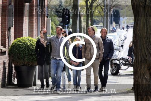 Amsterdam 28 april 201
Rob en Richard Witschge met hun vrouwen en kinderen op de cornelis schuytstraat. ZE kwamen Ronald de Boer toevallig tegen.
Peter Smulders bv