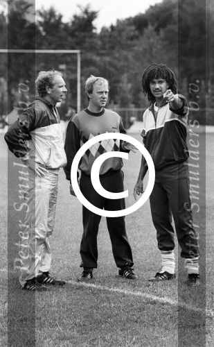 Eindhoven, 2 Augustus 1985 
Ruud Gullit zijn eerste training bij PSV
met o.a. Jan Reker en Hans Kraaij Sr.
Foto Peter Smulders BV
