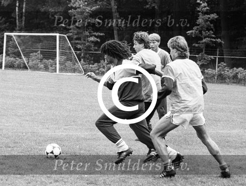 Eindhoven, 2 Augustus 1985 
Ruud Gullit zijn eerste training bij PSV
met o.a. Jan Reker en Hans Kraaij Sr.
Foto Peter Smulders BV