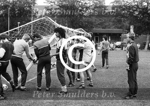 Eindhoven, 2 Augustus 1985 
Ruud Gullit zijn eerste training bij PSV
met o.a. Jan Reker en Hans Kraaij Sr.
Foto Peter Smulders BV