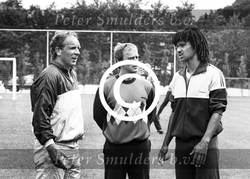 Eindhoven, 2 Augustus 1985 
Ruud Gullit zijn eerste training bij PSV
met o.a. Jan Reker en Hans Kraaij Sr.
Foto Peter Smulders BV