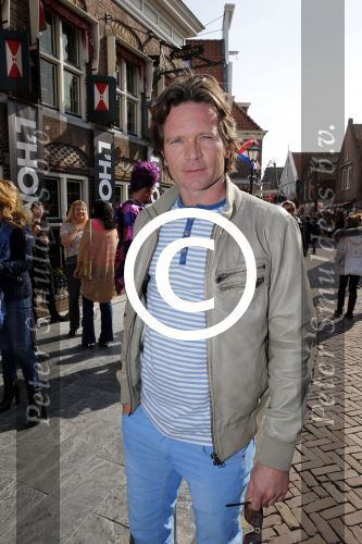 Volendam 22 april 2013
Linda de Mol reikt de eerse l Homo uit aan Johannes Rypma die op de cover staat. De presentatie was in hotel Spaander. Sander janson
Peter Smulders bv