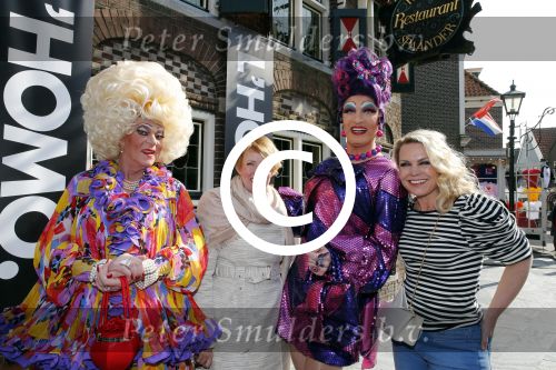 Volendam 22 april 2013
Linda de Mol reikt de eerse l Homo uit aan Johannes Rypma die op de cover staat. De presentatie was in hotel Spaander. Jildou v d Bijl en Sanne Visser
Peter Smulders bv