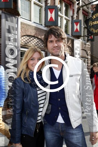 Volendam 22 april 2013
Linda de Mol reikt de eerse l Homo uit aan Johannes Rypma die op de cover staat. De presentatie was in hotel Spaander. Simon en Annemarie Keizer
Peter Smulders bv
