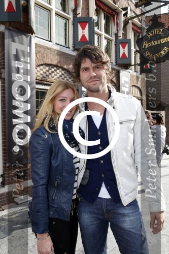 Volendam 22 april 2013
Linda de Mol reikt de eerse l Homo uit aan Johannes Rypma die op de cover staat. De presentatie was in hotel Spaander. Simon en Annemarie Keizer
Peter Smulders bv