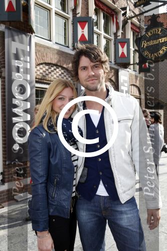 Volendam 22 april 2013
Linda de Mol reikt de eerse l Homo uit aan Johannes Rypma die op de cover staat. De presentatie was in hotel Spaander. Simon en Annemarie Keizer
Peter Smulders bv