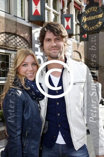 Volendam 22 april 2013
Linda de Mol reikt de eerse l Homo uit aan Johannes Rypma die op de cover staat. De presentatie was in hotel Spaander. Simon en Annemarie Keizer
Peter Smulders bv