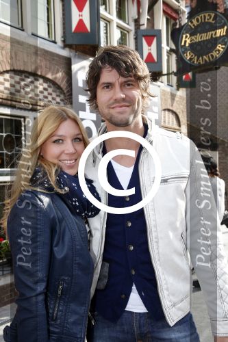 Volendam 22 april 2013
Linda de Mol reikt de eerse l Homo uit aan Johannes Rypma die op de cover staat. De presentatie was in hotel Spaander. Simon en Annemarie Keizer
Peter Smulders bv