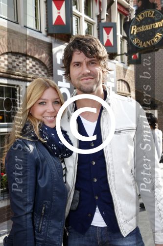 Volendam 22 april 2013
Linda de Mol reikt de eerse l Homo uit aan Johannes Rypma die op de cover staat. De presentatie was in hotel Spaander. Simon en Annemarie Keizer
Peter Smulders bv