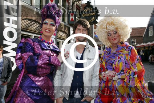 Volendam 22 april 2013
Linda de Mol reikt de eerse l Homo uit aan Johannes Rypma die op de cover staat. De presentatie was in hotel Spaander. Simon en Annemarie Keizer
Peter Smulders bv