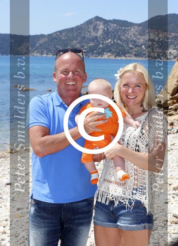 Ibiza 2 mei 2013
Sonja Bakker met man jan Reus en zoontje Bram op het strand op ibiza.
Peter Smulders bv